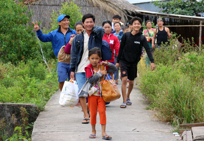 Người dân Cà Mau xuống ghe di tản trước giờ bão Tembin đổ bộ